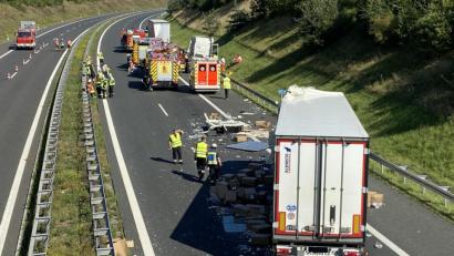 Bild: Gustl Beer
Die A6 glich einem Trümmerfeld. Einen Tag später war ein Gutachter immer noch mit der Rekonstruktion des Unfallgeschehens beschäftigt.