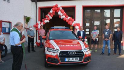 Bild: jr
Stadtpfarrer Anton Witt erteilte dem neuen Kommandowagen der Mitterteicher Feuerwehr den kirchlichen Segen. Mit im Bild (von rechts) Bürgermeister Stefan Grillmeier, Kommandant Franz Bauernfeind, stellvertretender Kommandant Günther Sommer und Landrat Roland Grillmeier.