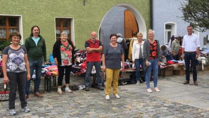 Bild: u
Über den Erfolg des 43. Herbst-Flohmarkts der Frauen-Union freuen sich (von links) Rita Beck, Lothar Strobl, Renée Ehringer-Hoffmann, Dieter Hoffmann, 2. Bürgermeisterin Bärbel Birner, Rosi Schönberger, FU-Vorsitzende Michaela Meier und Bürgermeister Hermann Falk.