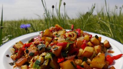 Bild:  Miriam Lill
Spitzpaprika und Rosenkohl machen die Bratkartoffeln bunt.