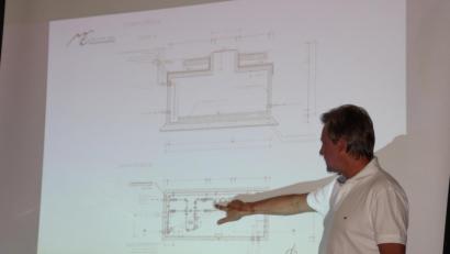 Bild: kro
Detailliert erläuterte Markus Münchmeier den Markträten die Pläne für den Wasserleitungsbau von Großkonreuth nach Mähring.