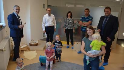Bild: jr
Offiziell vorgestellt wurde die neue Kinderkrippe „Purzelbaum“ im ehemaligen Volksbank-Gebäude in der Bahnhofstraße. Geleitet wird die Einrichtung von Sozialpädagogin Sonja Rath (vorne rechts). Mit im Bild (von links) Landrat und Lebenshilfe-Vorsitzender Roland Grillmeier, Lebenshilfe-Geschäftsführer Berthold Kellner, Kämmerin Ursula Ockl, Bauhofleiter Wolfgang Stark und Bürgermeister Stefan Grillmeier.