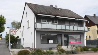 Bild: Gabi Schönberger
"Laden zu vermieten" heißt es in der Pressather Straße 134. Die Gärtnerei Zierer sucht größere Räumlichkeiten.