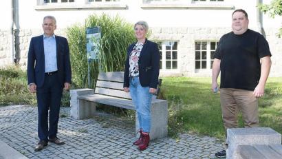 Bild: Stefan Malzer, Landratsamt Tirschenreuth/exb
Der Regionalmanager des Landkreises, Florian Rüth (rechts), und Landrat Roland Grillmeier stellten MdL Anna Toman auch Möglichkeiten vor, wie ein Klimaschutz-Manager finanziert werden könnte.