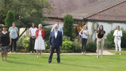 Bild: mfh
Mit Gästen aus dem Bayerischen Staatsministerium für Gesundheit und Pflege sowie der Landesstelle für Pflege und der Fachstelle Bayern feierten die Mitarbeiter der Fachstelle für Demenz und Pflege und Vertretern des Trägervereins SEGA im Garten des früheren Notariats in der Nelkenstraße die offizielle Eröffnung.