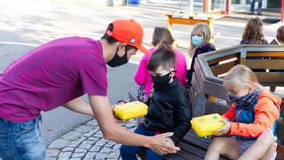 Bild: Jochen Neumann
Eric Frenzel überreichte die Bio-Brotzeitboxen.