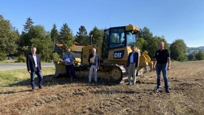 Bild: Eichl
Startschuss für 350 Meter Radweg am Ortseingang: Bürgermeister Thomas Meiler, der Bauleiter des Bauamtes Amberg-Sulzbach, Alexander Reinhold, Baudirektor Gerhard Kederer, CSU-Landtagsabgeordneter Stephan Oetzinger und der Bauleiter der Firma Rappl, Robert Niesner (von links).