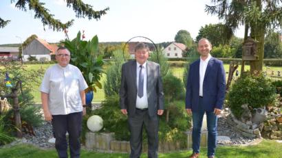 Bild: egr
Pater Slawomir Niemczewski (links) und Bürgermeister Hans Ram (rechts) gratulieren Jubilar Georg Schwendner.