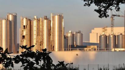 Bild: Thomas Dobler
Die Naabtaler Milchwerke planen weitere Baumaßnahmen auf ihrem Firmengelände, die unter anderem die beeindruckende "Skyline" um drei zusätzliche Edelstahltanks von 30 Metern Höhe ergänzen werden.