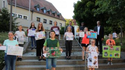 Bild: kro
Die Besten des Kreativwettbewerbs, zu dem der Kreisjugendring Tirschenreuth einlud. Mit auf dem Bild die Jury (hinten, von rechts) Jürgen Preisinger, Philipp Reich und Andreas Malzer.