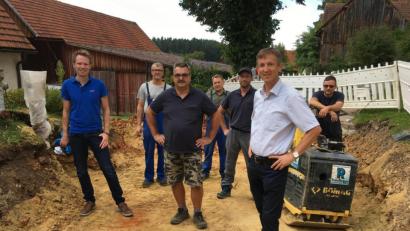Bild: Sägenschnitter
Bei den Bauarbeiten in Zant (von links): Sascha Rössler (Bauamtsleiter Gemeinde Ursensollen), Dieter Stiegler (Wasserwart Gemeinde Ursensollen), Siegfried Däs (Bauleiter Firma Rubenbauer), Alexander Graf (Wasserwart Gemeinde Ursensollen), Tobias Neumüller (Polier Firma Rubenbauer), Albert Geitner (Bürgermeister Ursensollen) und Mitarbeiter Tim Lurbiecki.