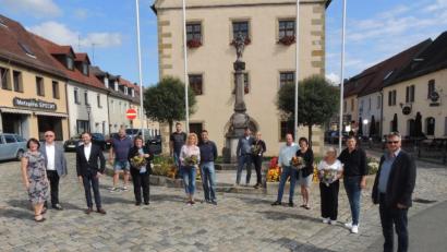Bild: mor
Waldtraud, Rainer und Jörg Zechmayer (von links) sowie der Obermeister der Metallinnung, Dieter Hagn (rechts), ehrte die Betriebsjubilare der Firma Zechmayer, Formenbau und Werkzeugbau.
