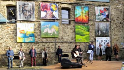 Bild: ubb
Künstler Tom Brankovic (Dritter von links) bei der Vernissage in Schönsee. Der Künstler setzte mit seinem Werk (oben, zweites von links) den Müttern auf der Welt ein Zeichen. Sie sind für ihn Sinnbild wahrer Schönheit.