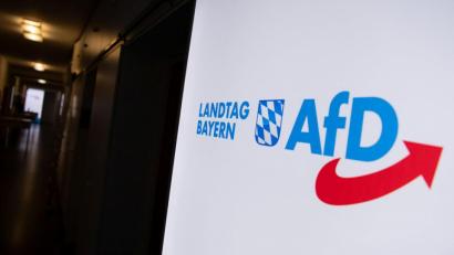 Bild: Sven Hoppe/dpa
Das Logo der AfD hängt in einem Flur des bayerischen Landtags.