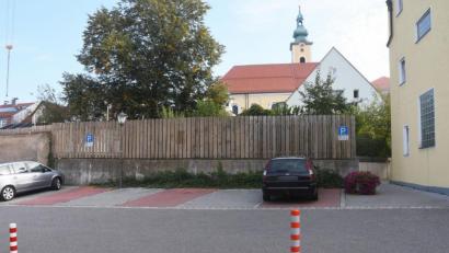 Bild: Gabi Schönberger
Zurzeit sind es fünf Kurzzeitparkplätze auf dem Gelände des früheren Gasthauses "Deutsche Eiche". Der Statrat ist dafür, dass es bei dieser Anzahl auch nach dem Um- und Neubau des Gebäudes bleibt.