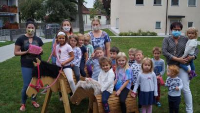 Bild: du
Die Buben und Mädchen des Kindergartens nahmen die Spende von zwei Holzpferden durch den Elternbeirat mit großer Begeisterung an.