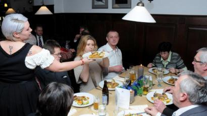 Symbolbild: Stefan Huber
Ob es ein „Gastro-Geschenk“ der Stadt an die Bürger geben wird, muss der Stadtrat erneut beschließen. Das Landratsamt hält die Entscheidung für rechtswidrig, beanstandet sie aber nicht.