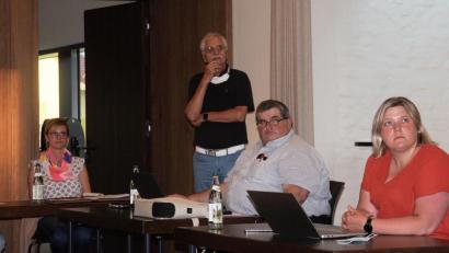 Bild: wro
Die Details zum Bebauungsplan „Hirtgarten" erläuterte Architekt Dr. Emil Lehner (Zweiter von links). Weiter im Bild die Markträte Veronika Höcht und Hubert Schedl (von rechts) sowie die Verwaltungsangestellte Carolin Holub (links).