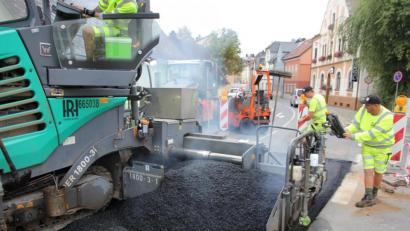 Bild: kro
Der heiße Asphalt wird mit Hilfe einer schweren Maschine verarbeitet.