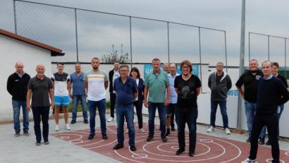 Bild: kro
Neu gewählt hat der ASV Waldsassen sein Vorstandsteam. Im Bild (von links) Alexander Siller, Jürgen Altnöder, Max Menzl, Thomas Dendorfer, Daniel Bindl, Lucas Ernstberger, Vorsitzender Günther Heß, Lorraine Kliebhan, Bernhard Härtl, Thomas Kliebhan, Markus Strobl, Christian Heß, Werner Ernstberger, Stefan Schnurrer, Johann Faltenbacher und Sabine Schnurrer.