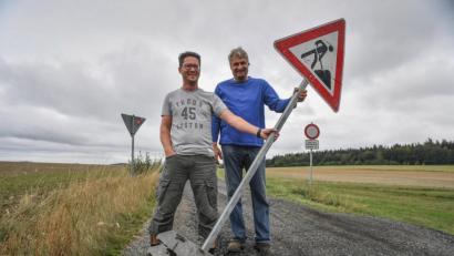 Bild: Florian Miedl/fph
"Hier bitte nicht entlang", machen Markus Hanold (links) und Horst Küspert deutlich. Nicht selten landen Autofahrer, die seit der Sperrung der B 303 über Flurbereinigungswege abkürzen wollen, in den Höfen der beiden Tiefenbacher Familien.