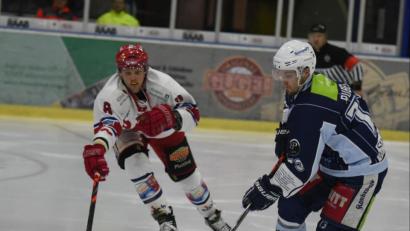 Archivbild: gb
Das für 18. September geplante Vorbereitungsspiel zwischen den Blue Devils Weiden (rechts Tomas Rubes) und dem ERSC Amberg wurde abgesagt.
