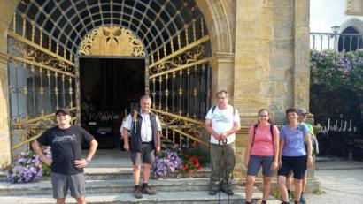 Bild: exb
Vor dem Eingang zur Mariengrotte in Gößweinstein treffen Kirchenpfleger Georg Schraml (obere Stufe, links), Reinhold Stopfer (daneben) einige weitere Wallfahrer aus Thurndorf.