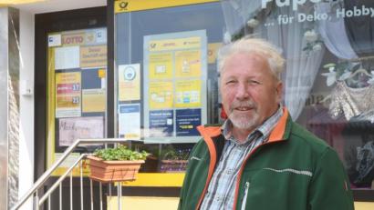 Bild: Gabi Schönberger
Hermann Schmid ist Postler der alten Schule. Daher bedauert er nicht nur als Kunde die Schließung der Postbank-Filiale in Altenstadt.