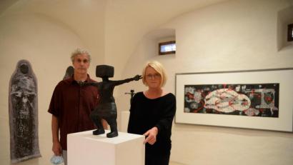 Bild: Andreas Brückmann
Hanna Regina Uber und Robert Diem stellen im Kunstprojekt im alten Pfarrhof in Aschach bei einem Rundgang ihre neuesten Skulpturen vor.