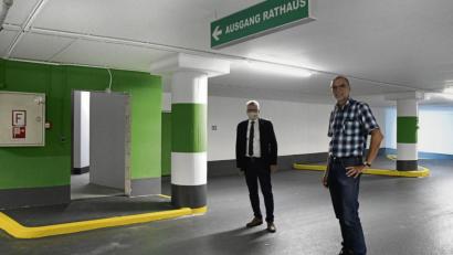Bild: Petra Hartl
Neuer Bodenbelag, frische Farben, deutlich abgesetzte Kanten: Bürgermeister Michael Göth (links) und Stadtwerke-Chef Roland Kraus sind zufrieden mit dem neuen Erscheinungsbild der Garage.