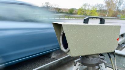 Symbolbild:  Uwe Anspach/dpa
Ab 1. Januar blitzt der Zweckverband Kommunale Verkehrssicherheit Oberpfalz im Auftrag der Marktgemeinde Kastl.