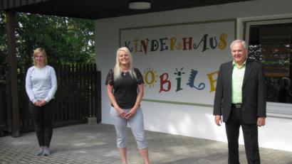 Bild: Gemeinde Kulmain/exb
Geschäftsleiterin Kathrin König (links) und Bürgermeister Günter Kopp gratulierten Corinna Fröhler zur neuen Aufgabe als Kindergartenleiterin.