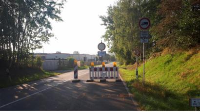 Bild: pz
Auf der Schirndinger Straße ist seit Montag im Bereich der Firma Regenerierungswerk Bergauer eine Absperrung aufgebaut. Ein Hinweisschild erlaubt die Zufahrt bis zur Firma Kassecker.