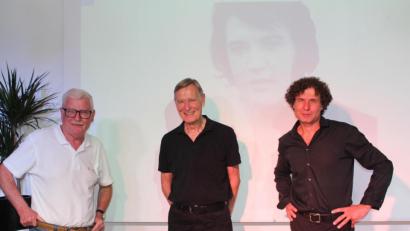 Bild: Williamson, Dagmar
Nach langer, Corona bedingter Pause konnte auch Günther Preuß (Mitte) seine Tore zur Kulturscheune Elbart öffnen: Gerichtsreporter und Elvis-Zeitzeuge Wolfgang Houschka (links) und Sänger Stefan Schael (rechts) sorgten für einen informativen und unterhaltsamen Abend rund um den "King of Rock 'n' Roll".