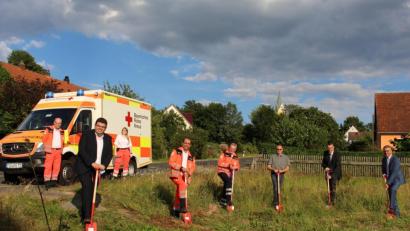 Bild: BRK-Kreisverband/exb
BRK-Kreisvorsitzender Franz Stahl, Bürgermeister Franz Schöner, Planer Roland Haas (SelbW, BRK-Rettungsdienstleiter Klaus Dvorak, BRK-Wachleiter Richard Cruz und BRK-Kreisgeschäftsführer Holger Schedl (von rechts) beim Spatenstich für den neuen BRK-Rettungsdienststandort Griesbach. Mit dabei waren auch Notfallsanitäterin Corinna Reuß und Rettungssanitäter Horst Urbanczyk am „Rot Kreuz Griesbach 71/1“ (links hinten).