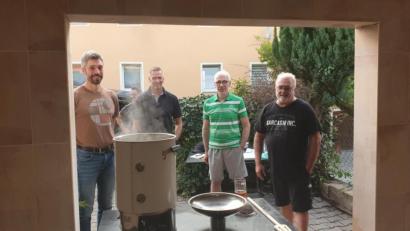 Bild: msh
Hier entsteht zum ersten Mal der "Eschenbacher Zoigl" beim Kommunbierverein. Getestet wird zunächst mit einer kleinen 20-Liter-Anlage. Vorsitzender Thomas Ott (von links), Zweiter Vorsitzender Thomas Riedl, Brauexperte und Vereinsmitglied Jürgen Laubert und Kassier Matthias Haberberger sind gespannt auf das Ergebnis.