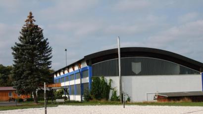 Bild: sm
Die Tennishalle in Altenstadt könnte saniert werden. Zurzeit gibt es dafür unter bestimmten Voraussetzungen Fördergeld. Ideen für eine Umgestaltung gibt es etliche im Gemeinderat.