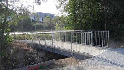 Bild: ak
Ein 1,20 Meter hohes Geländer sichert Passanten vor einem Sturz von der neuen Rad- und Fußgängerbrücke über den Bremenbach.