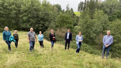 Bild: Eichl
Die SPD-Landtagsabgeordneten Annette Karl und Florian von Brunn (Zweite und Dritter von rechts) bei einem Besuch des LBV-Projektes Kronmühle; mit im Bild Joachim Meyer, Maria Sauer, Cäcilia Kastl-Meier, Ralph Hotzy, Michaela Treml und Teresa Meyer (von rechts).