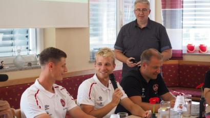 Bild: Reiner Fröhlich
Patrick Erras (links), damals noch im Club-Trikot, bei einem Heimatbesuch beim SV Raigering im August 2019. Stehend hinten der ehemalige Raigeringer Vereinschef und jetzige BFV-Bezirksvorsitzender Thomas Graml.