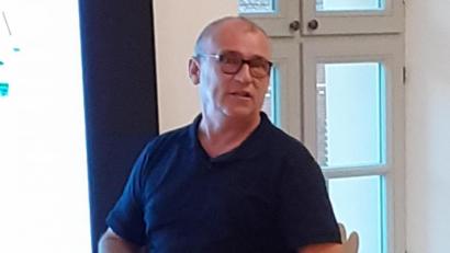 Bild: bjp
Auf Energieeffizienz werden Heizung und Warmwasserbereitung im neuen Trabitzer Kindergarten angelegt, dessen Bau seit August läuft. Die Einzelheiten erklärt Ingenieur Jürgen Wloka in der Gemeinderatssitzung.