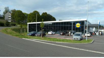 Bild: Portner
Der neue Gehweg in der Muracher Straße wird zur Sicherheit der Fußgänger bis zum neuen Lidl-Markt gebaut. Auch die Wasserleitung im Straßenkörper wird mit erneuert.