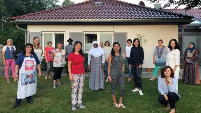 Bild: hai
Statt in der Schulküche traf sich die Interkulturelle Kochgruppe um Dolores Longares-Bäumler (Zweite von links) im Garten von Klaus und Daniela Singer. Wegen der Coronakrise war es die erste Zusammenkunft nach über einem halben Jahr.