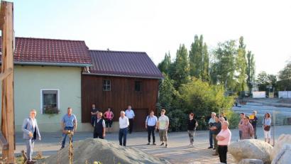 Bild: heb
Den Ausführungen von Bürgermeister Franz Stahl lauschten die Teilnehmer der „CSU auf Tour“ begeistert. Insbesondere, da die fortgeschrittenen Baumaßnahmen doch schon einen Blick in die Zukunft erschlossen.