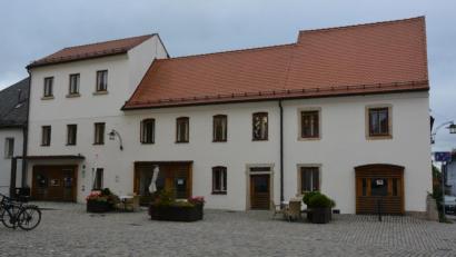 Bild: jr
Bis 2028 ist die Finanzierung des Mehrgenerationenhauses in Mitterteich gesichert. Die Stadt stimmte der Kofinanzierung zu. Jährlich bezahlt die Stadt 10000 Euro, bekommt aber 5000 Euro wieder zurück. Die Entscheidung fiel einstimmig aus.
