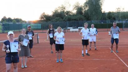 Bild: Heiko Faltenbacher, SV Mitterteich/exb
Strahlende Vereinsmeister bei spätsommerlichem Wetter: (von links) Conny Roes-Dietz (Damen-Einzel), Ursula Schmid (Damen-Doppel), Matthias Zwerenz und Lorenz Riedel (Herren-Doppel), Silke Schicker (Damen-Doppel), Luis Kern (Herren Einzel), Jochen Beer (Hobby Herren-Doppel) und Walter Messer (Hobby Herren-Einzel und Hobby Herren-Doppel).