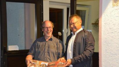 Bild: Günter Hummel
Mit einem Erinnerungsalbum gratulierte der Vorsitzende des Amberger Oratorienchors, Wolfgang Streich (rechts), Chorleiter Thomas Appel (links) zum Silbernen Dienstjubiläum.