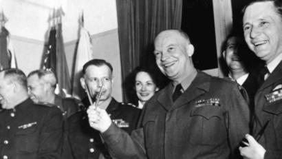 Archivbild: Uncredited/AP/dpa
General Dwight D. Eisenhower bei der bedingungslose Kapitulation der Wehrmacht am 7. Mai 1945 in Reims (Frankreich). Am 19.09.1945 wurde Bayern als Staat innerhalb der US-Zone durch die Amerikaner neu gegründet - durch die von Eisenhower erlassene Proklamation Nr. 2.