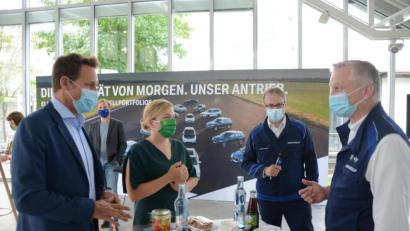 Bild: Grüne Fraktion Bayern
Die Fraktionschefs der Grünen, Ludwig Hartmann (links) und Katharina Schulze,, sprechen mit Mitarbeitern von BMW m Werk Dingolfing.