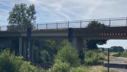 Bild: stg
Während der Maisernte dürfen die Landwirte die Brücke über die Bahnlinie bei Kemnath/Neustadt am Kulm benutzen. Allerdings dürfen die Maschinen nicht voll beladen werden.